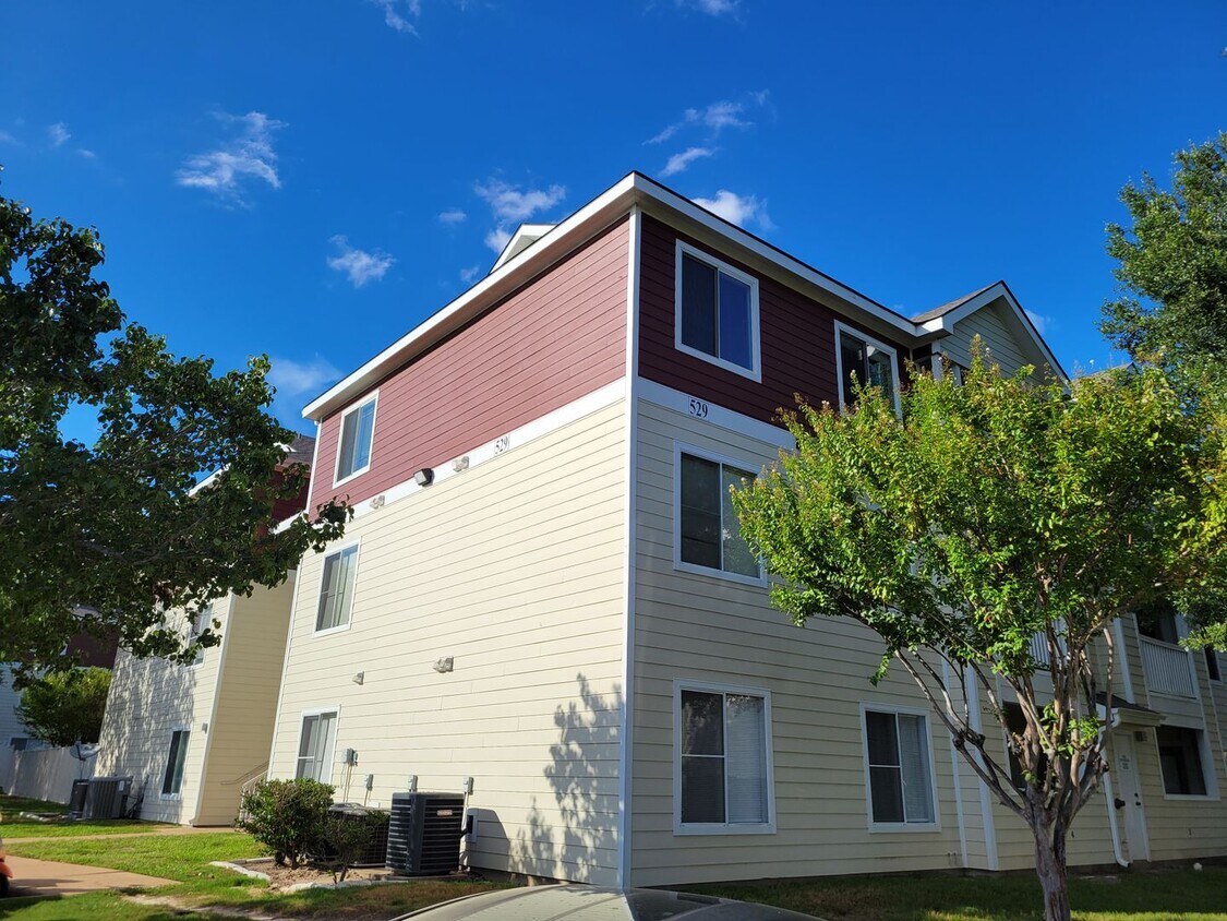 College Station - 4 bedroom /4 bath condo in great complex - College Station - 4 bedroom /4 bath condo in great complex