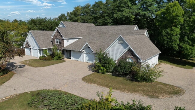 Building Photo - 3321 Echo Dells Ave