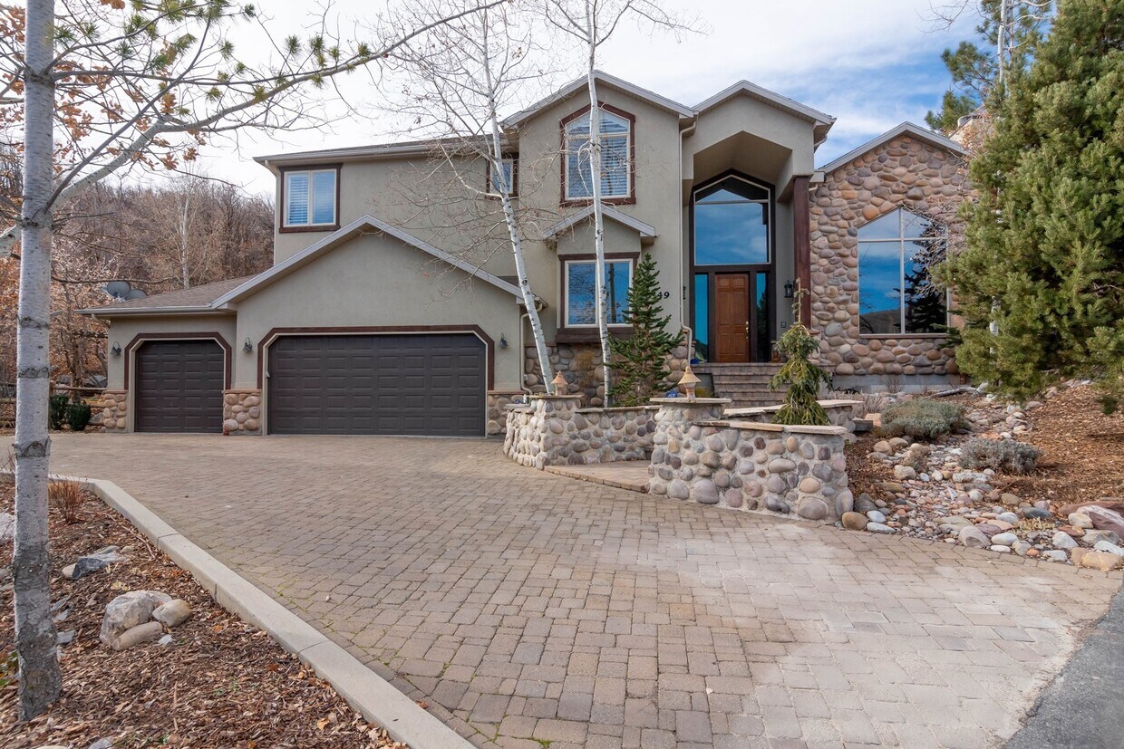 Primary Photo - 349 N Middle Oak Ln