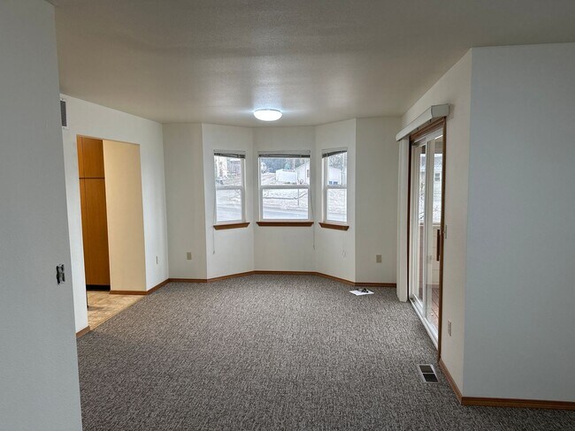Building Photo - Crestview - 3 units