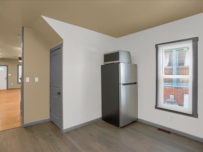 Building Photo - 844 Memorial Ave