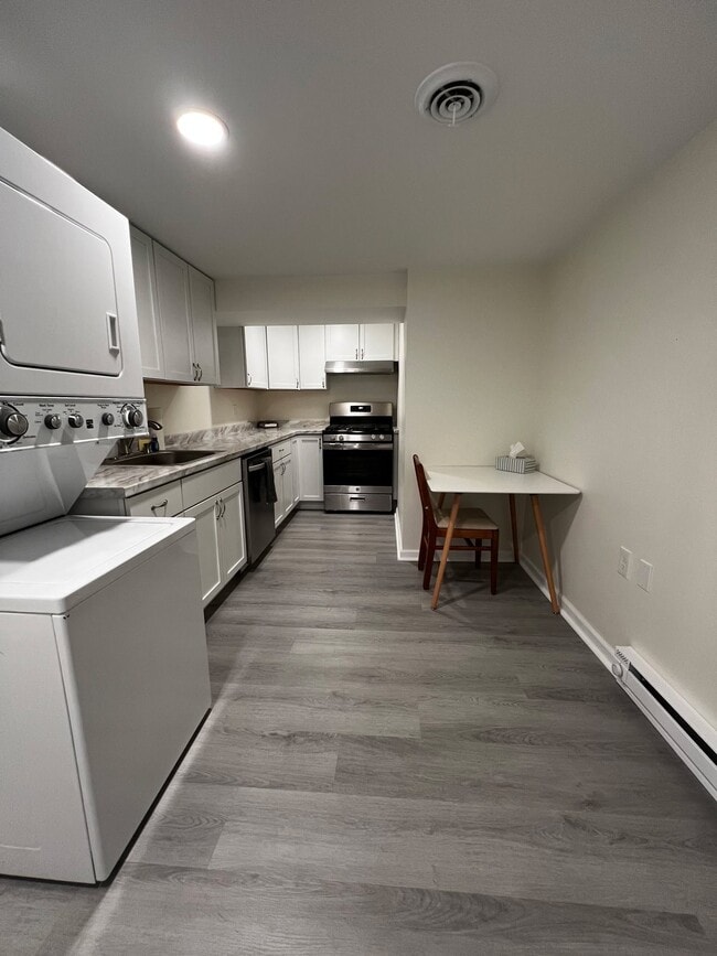 Vista de la cocina hacia la estufa. - 205 Palomino Dr