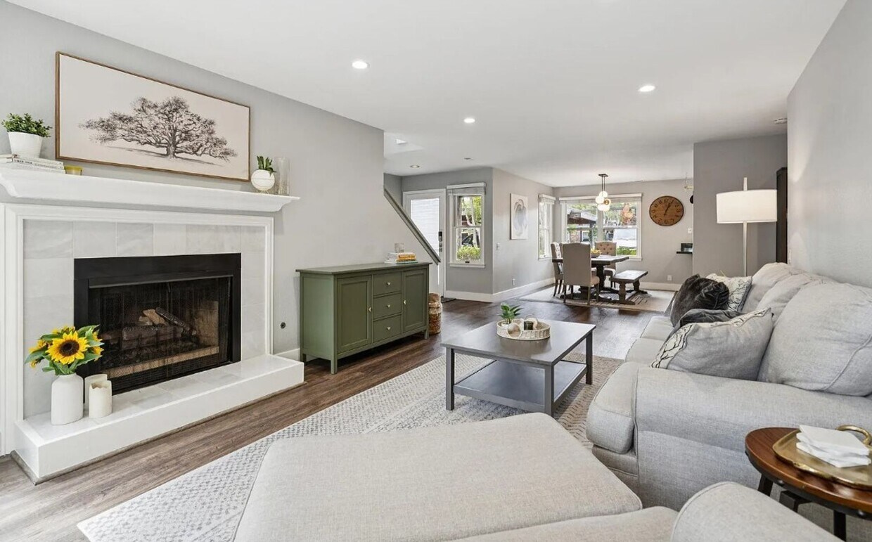 Photo - 641 Centre Ct - 3 bedroom | 2.5 bathroom | Single family home