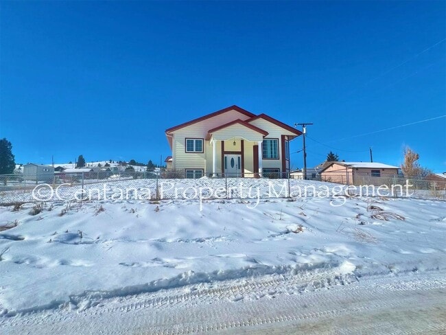 Building Photo - Beautiful home on the outskirts of town!