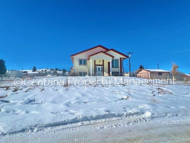 Foto del edificio - Beautiful home on the outskirts of town!