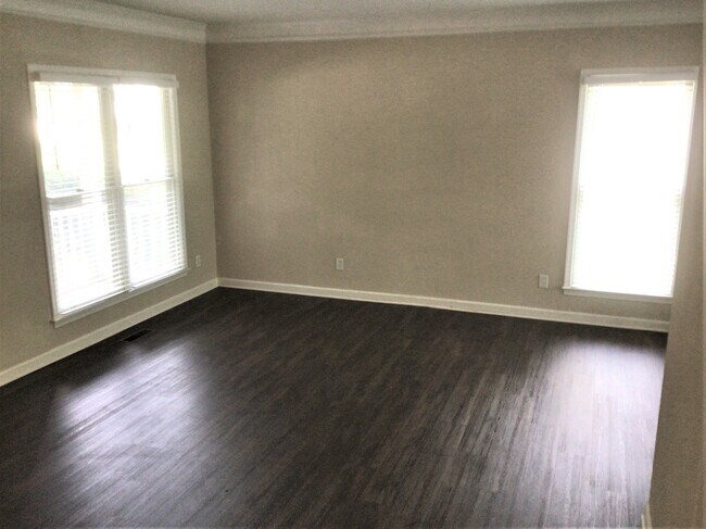 Building Photo - 1305 Groveland Trl