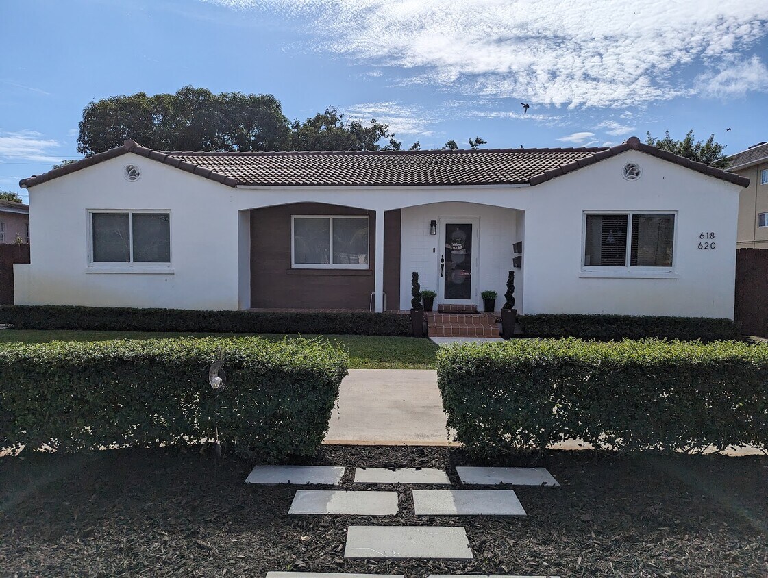 Foto principal - 620 NE 140th St