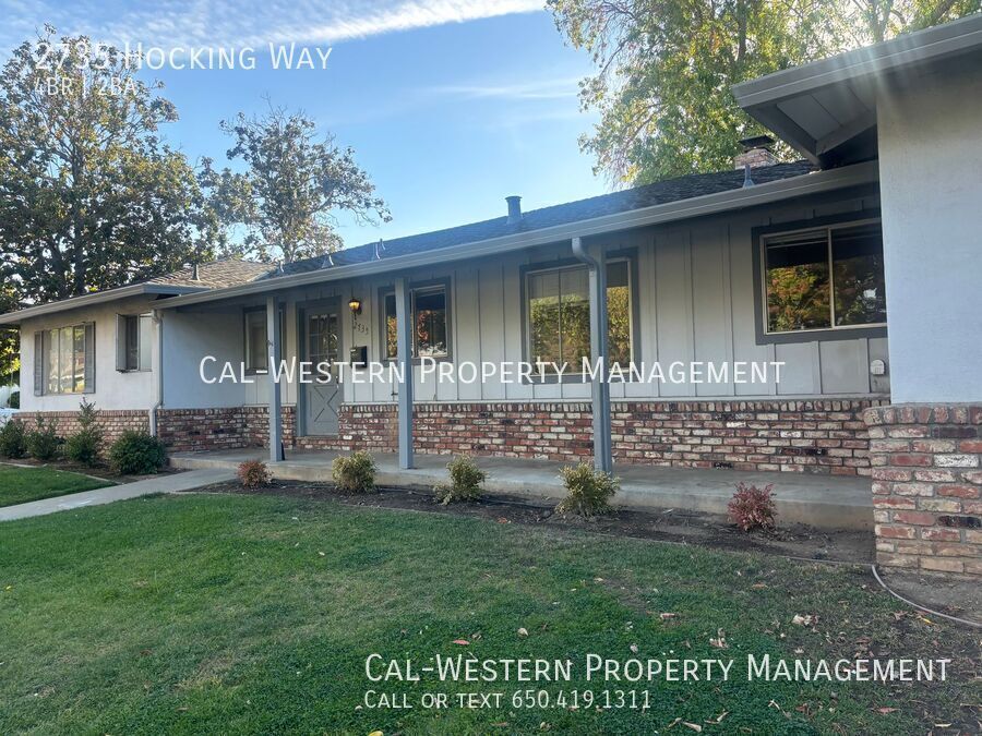 Foto principal - This Spacious 4/2 Charmer in an Excellent ...