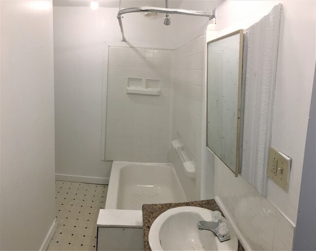 Building Photo - 3 bedroom 1 bath apartment