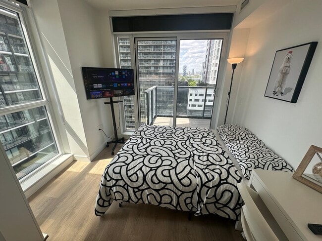 Photo du bâtiment - Flex Room - Widmer St & Adelaide St West