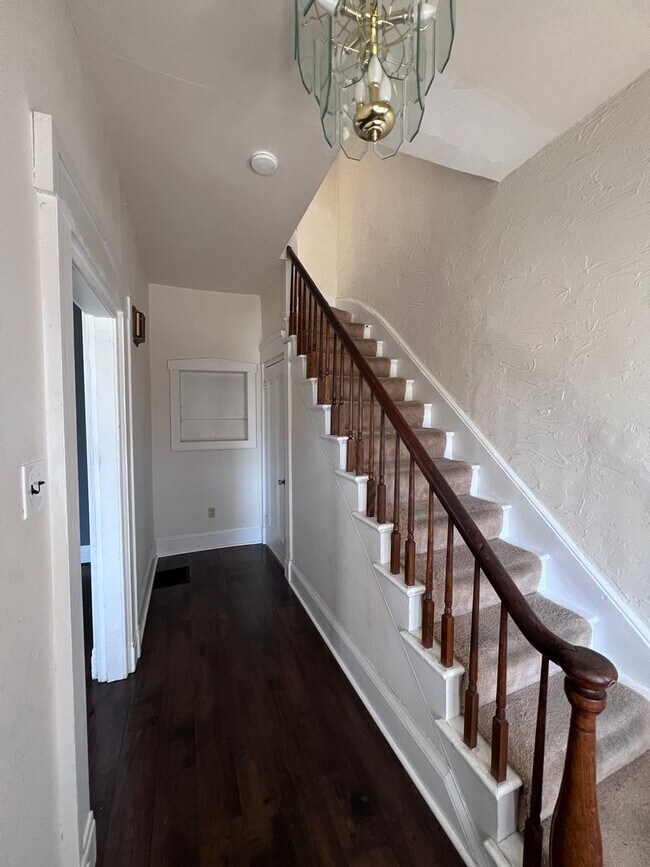 Building Photo - Large 4-bedroom 2-bath house in a great central location.