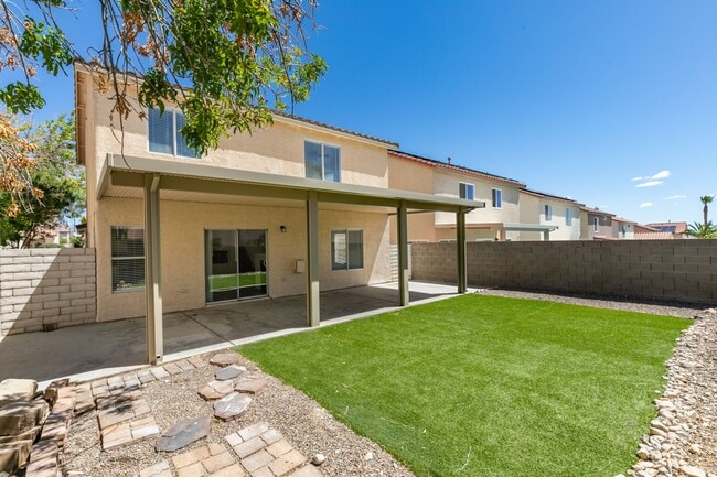 Building Photo - Stunning 4 bedroom, 2.5 bathroom
