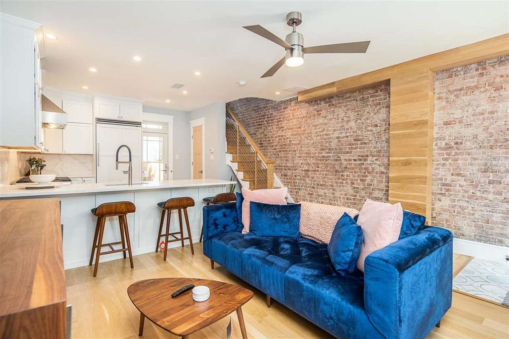Primary Photo - 162 7th St