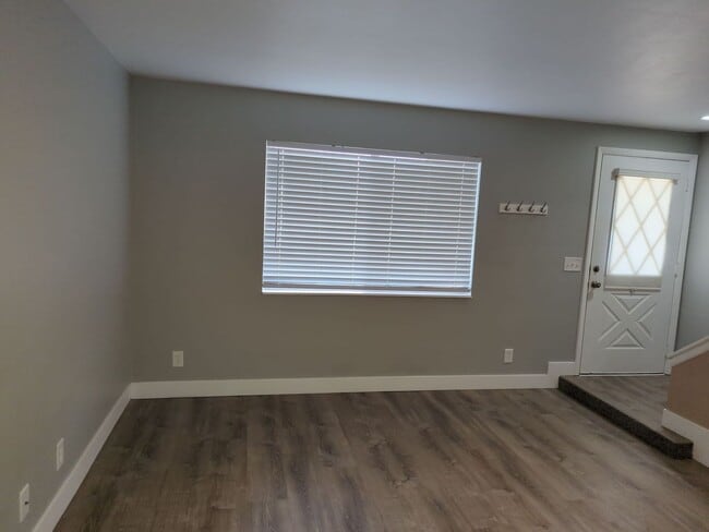 Building Photo - Cozy 2 Bedroom Townhouse