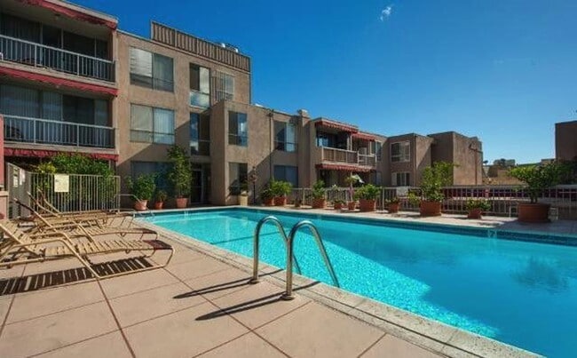 Building Photo - Beautiful Home  In Desirable Hollywood Area!