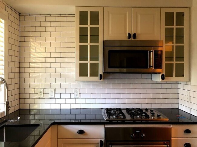 Foto del edificio - GREAT ANN ARBOR LOCATION – 2-BEDROOM END UNIT!