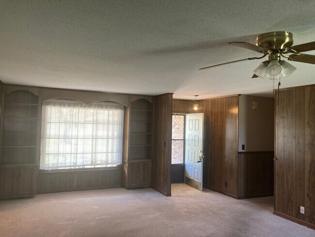 Living Room - 11702 Highway 231 431 N