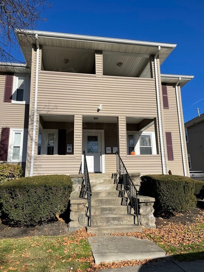 Building Photo - 374 Crescent St