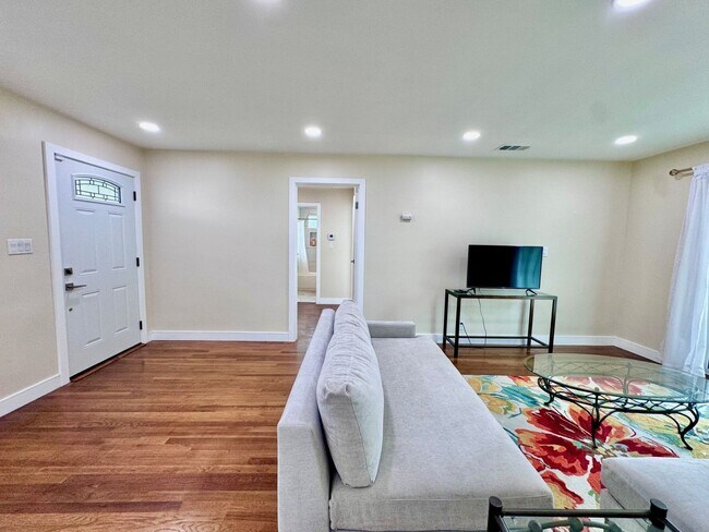 Foto del edificio - Charming & Fully Renovated 2-Bedroom Home ...