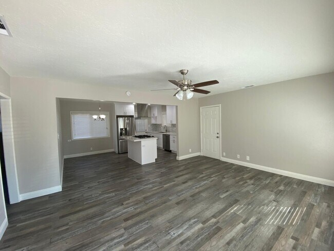 Building Photo - 584 N 8th Ave
