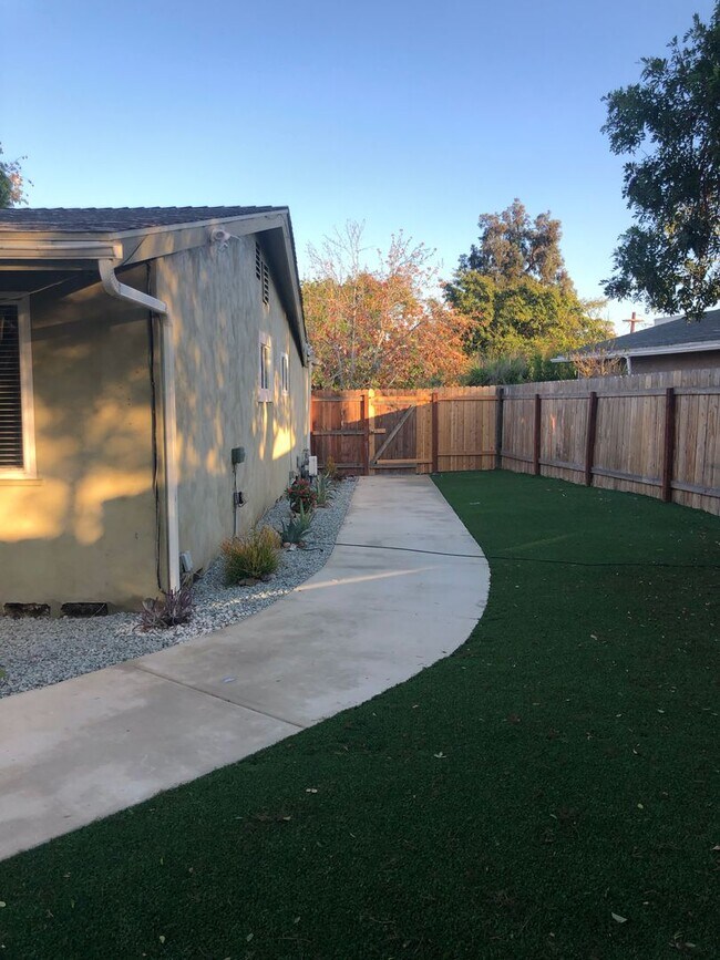 Building Photo - 6 Rooms, 3 Bathrooms with Driveway Parking!