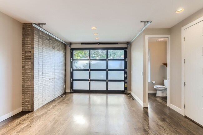 Building Photo - Modern 4-Bedroom Home with Designer Finish...