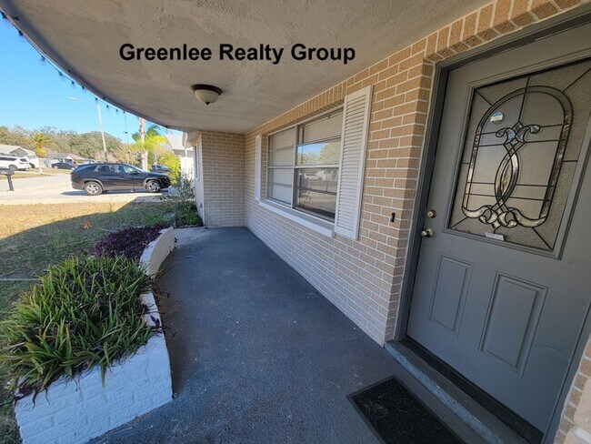 Building Photo - Spacious 2 Bedroom / 2 Bathroom Home with Bonus Living Area & Garage!