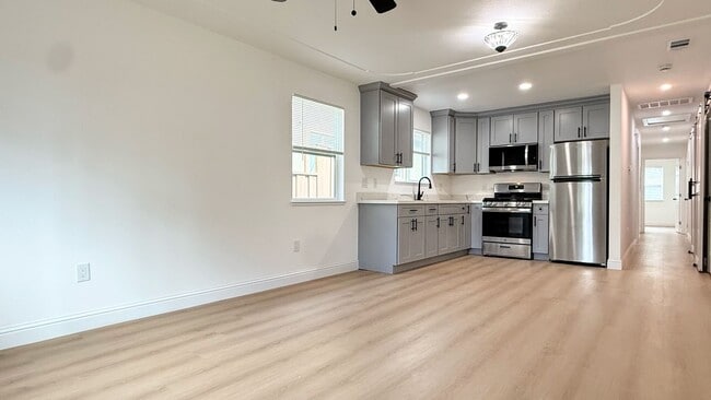 Building Photo - 214 N 17th St