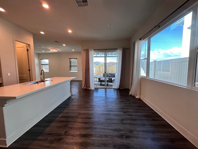 Foto del edificio - 15852 Ellington Wy