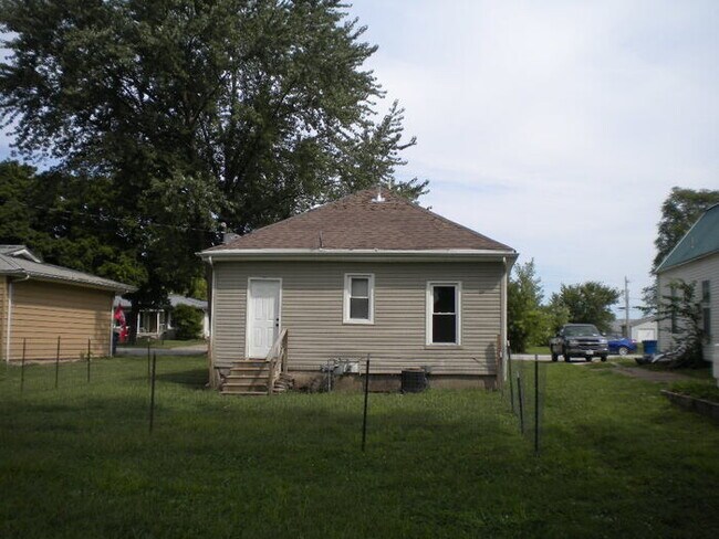 Building Photo - Small Town Living!