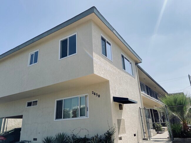 Upstairs Unit - Good Lighting - 2630 S Hobart Blvd