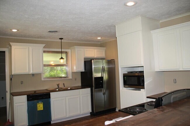 Foto del edificio - Spacious 3BR Home with Fenced Yard – Minutes from MSU & Downtown!