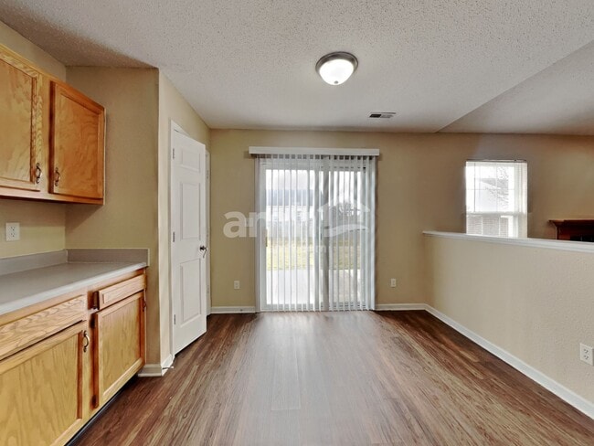 Foto del edificio - 888 Hollowood Ln