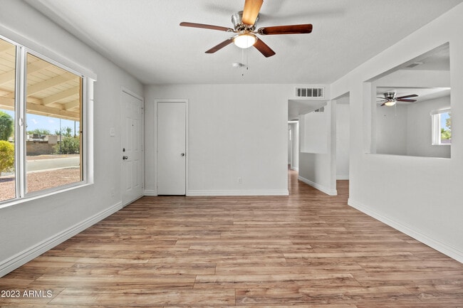 Building Photo - 2122 W Solano Dr