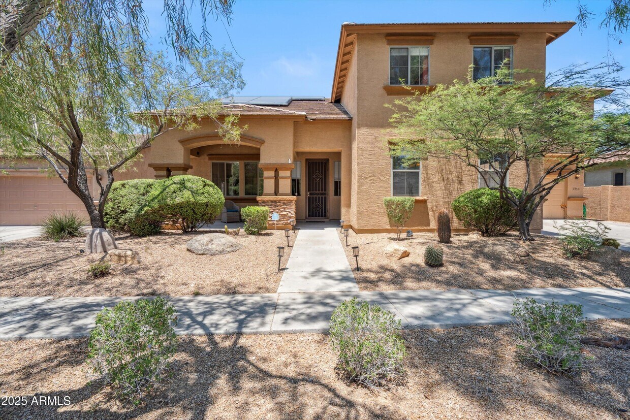 Foto principal - 2418 W Bramble Berry Ln