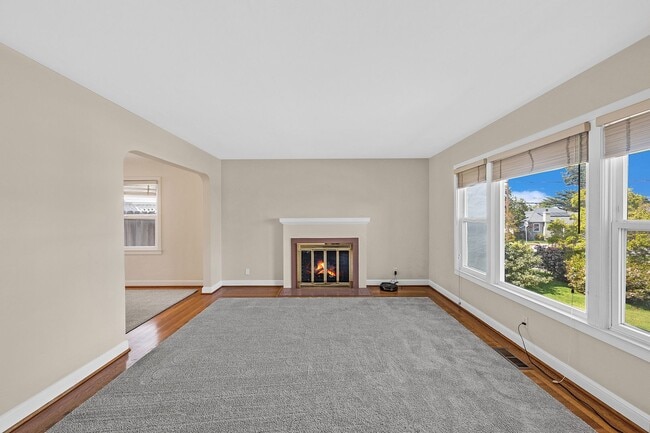 Building Photo - Don't miss this gorgeous home!