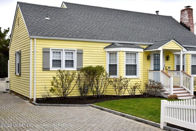 Building Photo - 678 Lake Ave