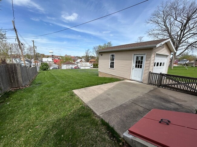 Building Photo - Well-maintained 2-bedroom, 1.5-bath house in a central location.