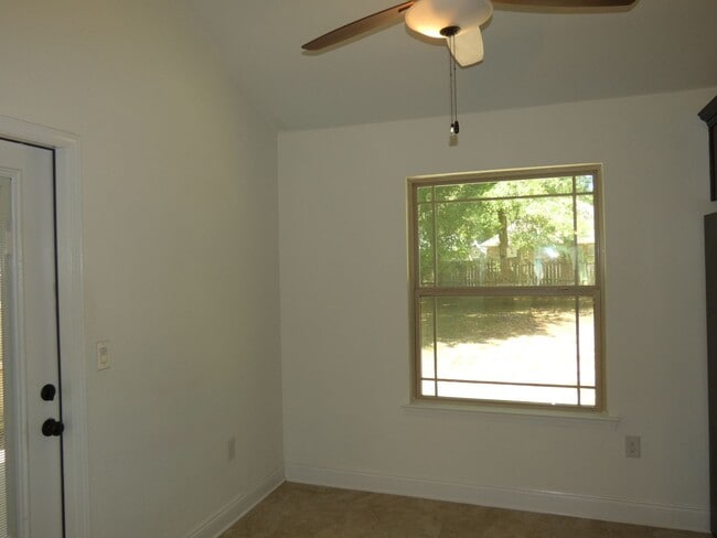 Building Photo - Spacious 3-Bedroom Home - Great Location