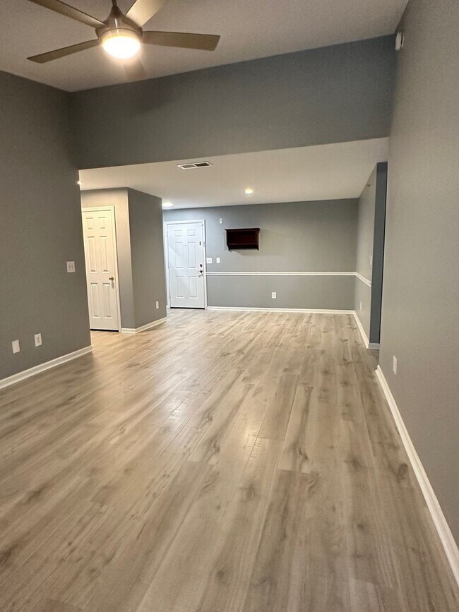 Building Photo - Gorgeous 2 bed/2 bath located in gated community!