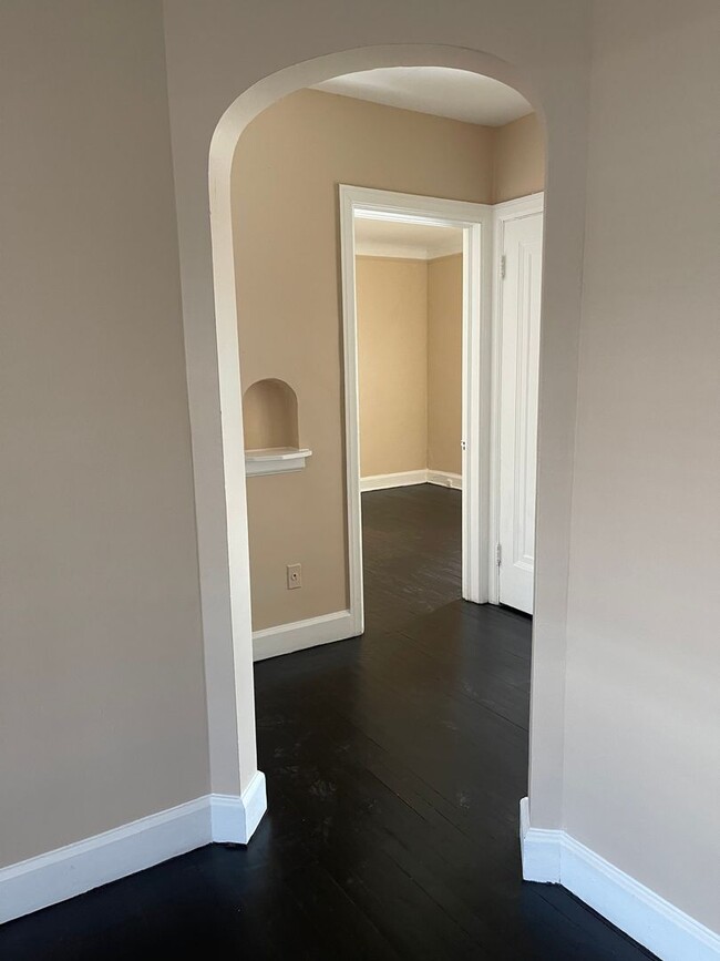Foto del edificio - $1,200 - Large East Side 3 Bedroom