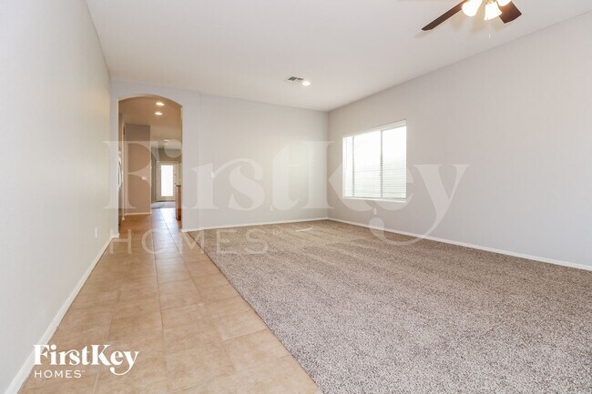 Foto del edificio - 14641 W Port Royale Ln