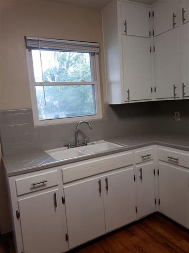 Building Photo - Charming Duplex Unit In Franklin Park