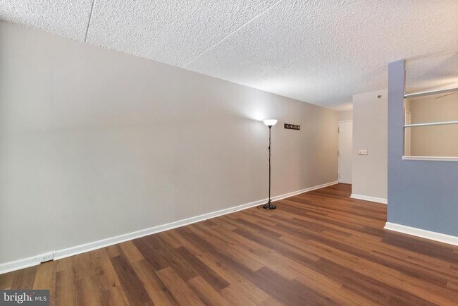 Foto del edificio - 5911 Edsall Rd