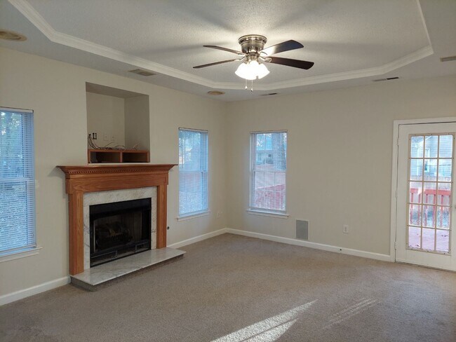 Building Photo - 4 BED 2.5BA SINGLE FAMILY HOME