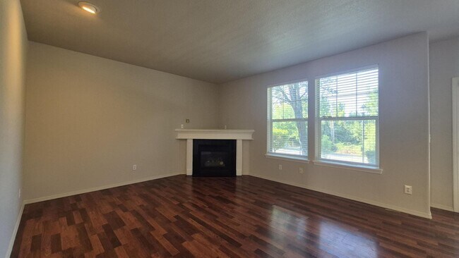 Building Photo - Edgefield Town Home Just steps away from McMenamins Edgefield, and Old Town Troutdale