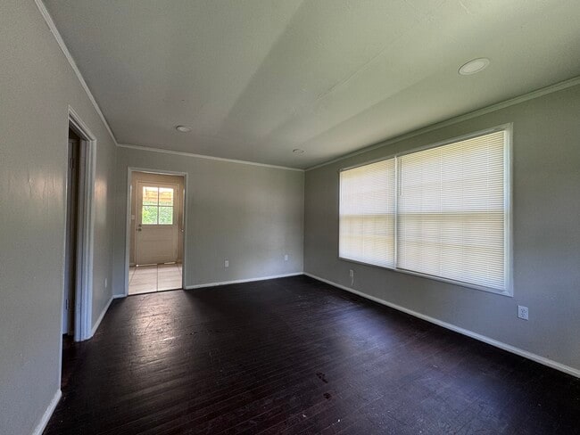 Building Photo - 615 W 34th St