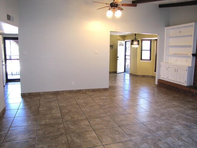 Foto del edificio - Amazing NE Heights Home! Tile Floors! This one won't last long!!