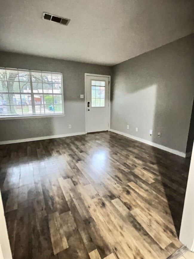 Foto del edificio - Spacious 4-Bedroom, 2-Bathroom Home in Ocean Springs – Prime Location & Move-In Ready!