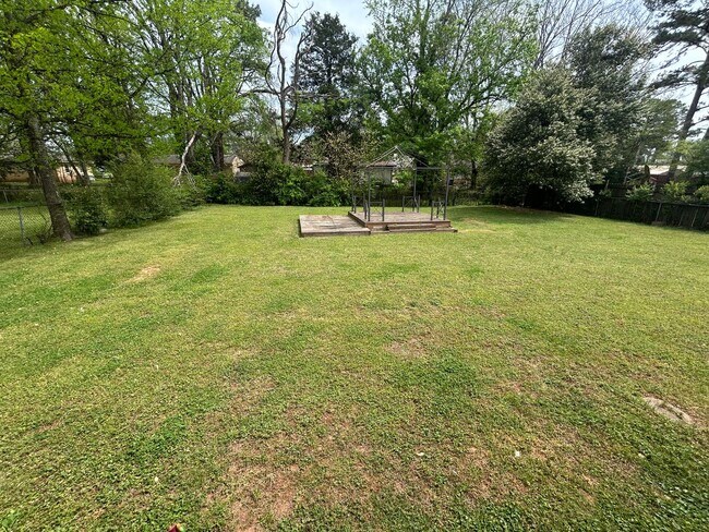 Building Photo - 3 Bedroom Brick Home with Hardwood Floors, Garage & Large Backyard